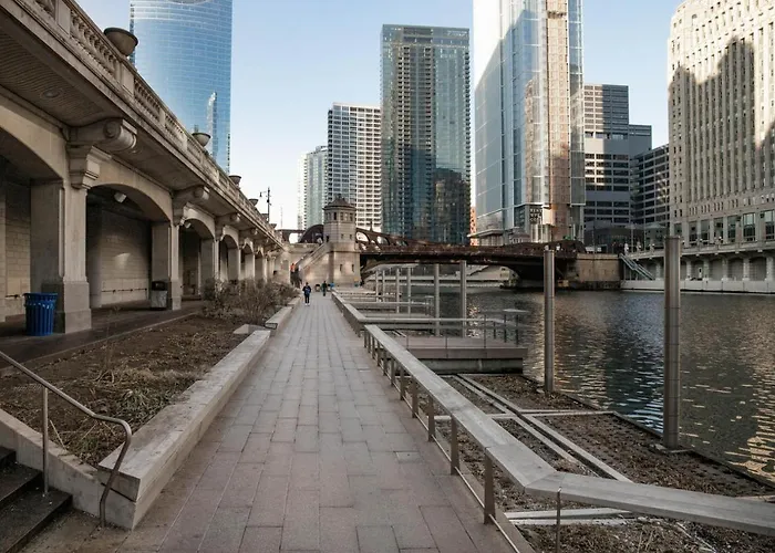 Loop W Pool Gym Lounge Nr Riverwalk Chi-633 *